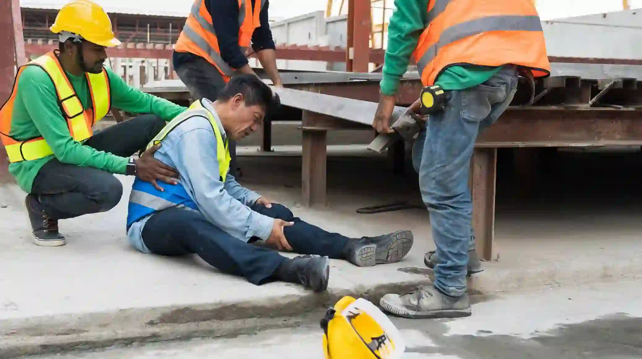 Accidente de trabajador varón en la pierna en una obra de construcción 1