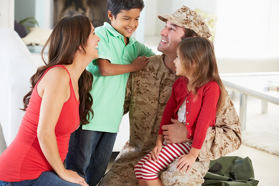 Un veterano con la esposa y dos ninos