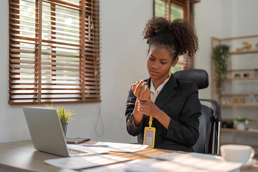 florida woman with carpal tunnel from her job filing a workers compensation claim